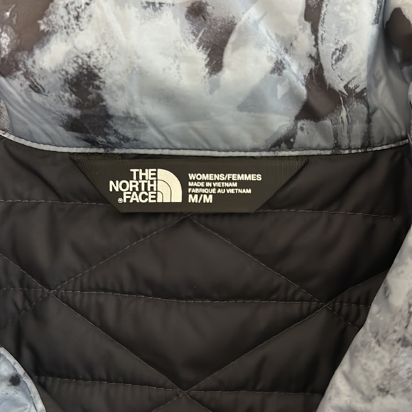 The north face jacket in women medium size. Two layers, barely worn, blue color - Picture 5 of 5